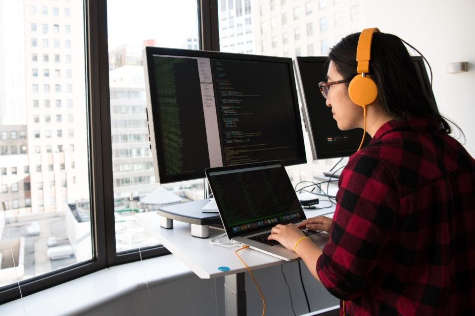 How to Set Up a Monitor for Comfort: Height, Distance and Settings